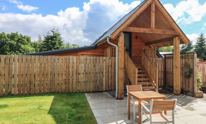 Newton Saint Cyres Cottage | SPICERY BARN LOFT, pet friendly, with hot tub in Tedburn St Mary