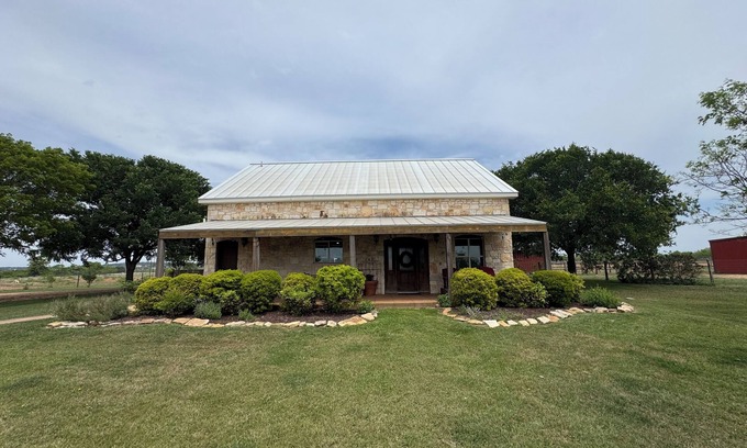 Fredericksburg Cottage | Spin On Out Into Wide Open Spaces!