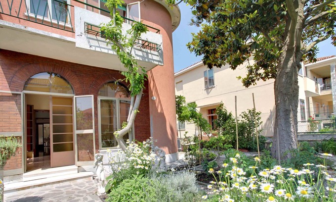 Longa House | Splendid large and bright house with private garden