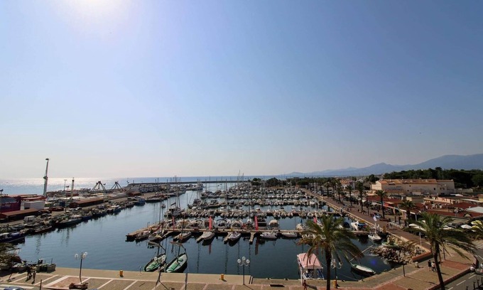 Saint-Cyprien Plage Apartment | Splendid view of the St Cyp port