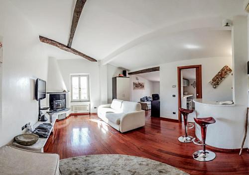 Carrara Apartment | Splendida mansarda open space, finiture di lusso.