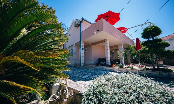 Podstrana Apartment | Split Podstrana: House with garden