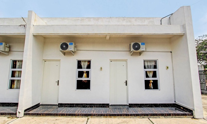 Karanganyar House | SPOT ON 91709 Aster Hotel Syariah