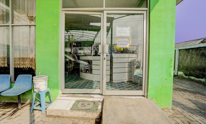 Gresik Hotel | SPOT ON 92876 Homestay Kedamean