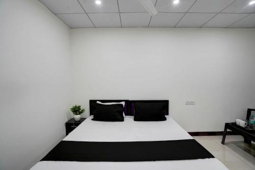 Noida Hotel | SPOT ON Hotel Blu Moon