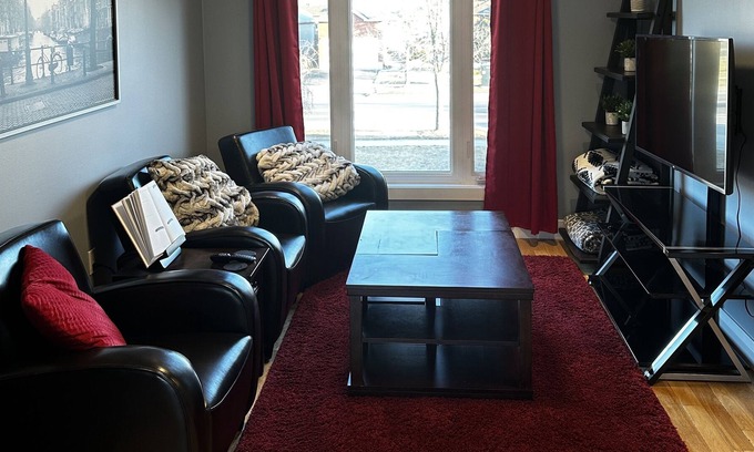 Barrie Apartment | Sprawling Luxurious and Cozy 3 Bed with Parking for 2!