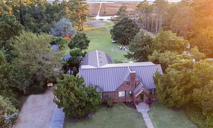 Wanchese House | Sprawling Waterfront Estate on The Outer Banks of North Carolina. Sleeps 12n