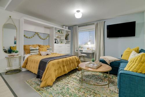 University Park Apartment | !Spring Deals! Bright & Cozy Modern Studio, Fast WiFi, Quiet, Walkable to University of Portland