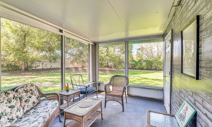 Spring Hill House | Spring Hill Home - 3 Mi to Weeki Wachee Springs!