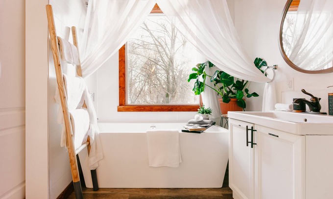 East Hill Condo | Spring is Here! 6ft Tub. Private Deck Bird Sanctuary. Pet Friendly.