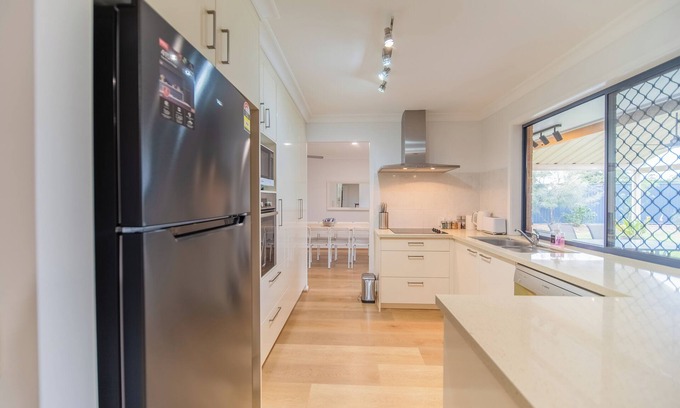 Camira House | Springfield Breeze - Tranquil Family Home with Beautiful Back Garden & BBQ