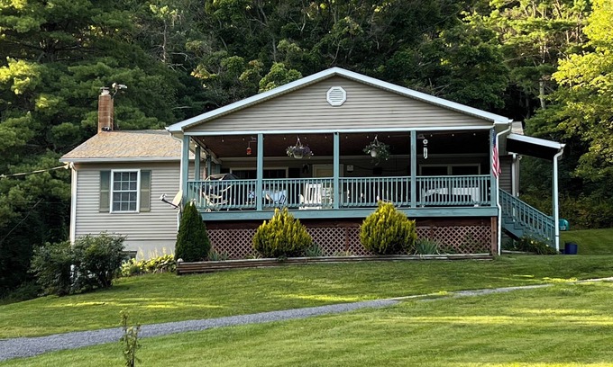 Montebello House | Spy Run Hideaway is a 1/2 mile from the Blue Ridge Parkway & pet friendly!