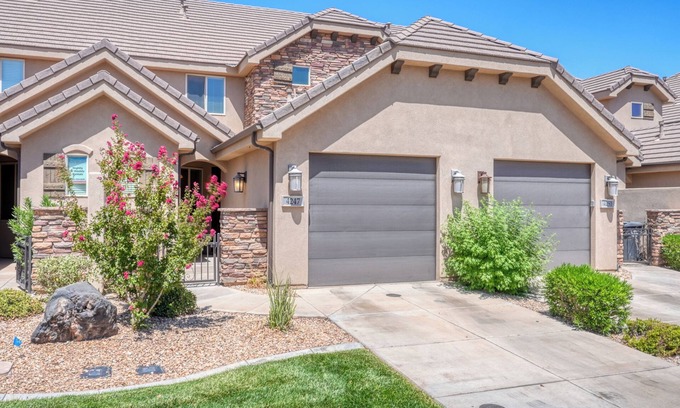 Washington House | St George, near Zion, 2 king bedrooms, 2 pools/hot tubs, playground, pond 4 BD