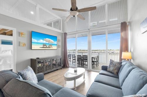 Meadows House | St John - Downtown Waterfront Penthouse Pool Parking Dock