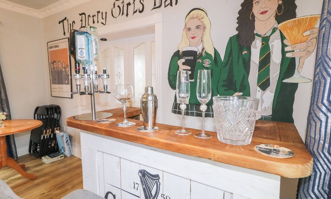 Muff Cottage | ST. MICHAEL'S, pet friendly, with hot tub in Muff, County Donegal