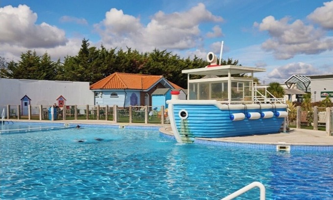 Brightlingsea Cabin | St Osyth - Seaside 3-Bedroom Lodge - Sleeps 6