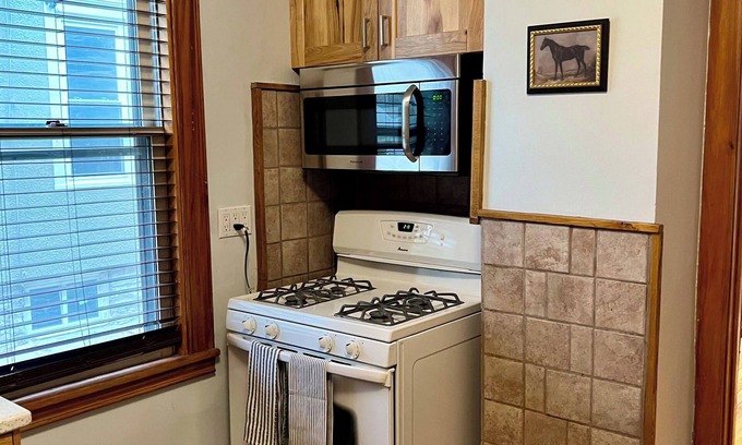 Summit - University Apartment | St. Paul's Cozy Retreat is a two bedroom unit located in the heart of St. Paul.
