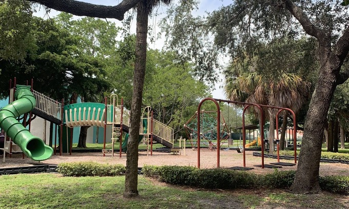 St. Pete Beach Cottage | ST PETE BEACH, WALK TO BEACH, PUBS, RESTAURANTS, SHOPPING, CHILDRENS PARK