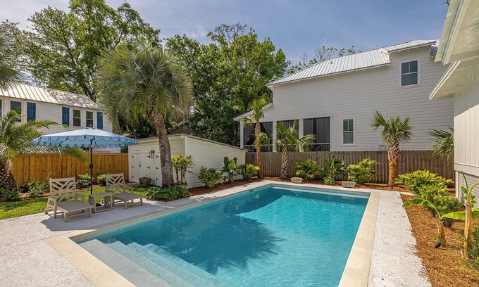 Demere Park House | St. Simons Gem Classic Cottage w/Pool 3 min. Walk to Beach & Dinner