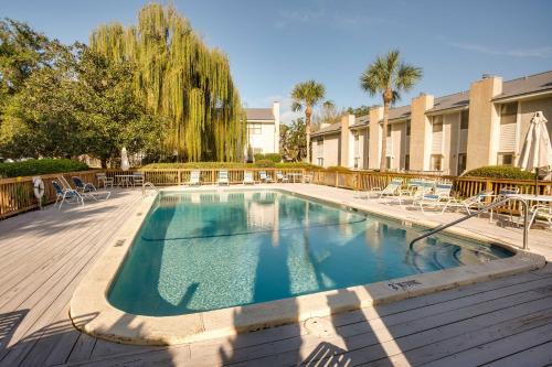 Saint Simons Island Apartment | St Simons Island Condo with Deck and Outdoor Shower