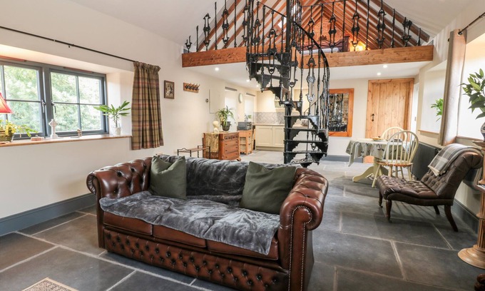 Duddo Cottage | STABLE COTTAGE, romantic, with open fire in Berwick-Upon-Tweed