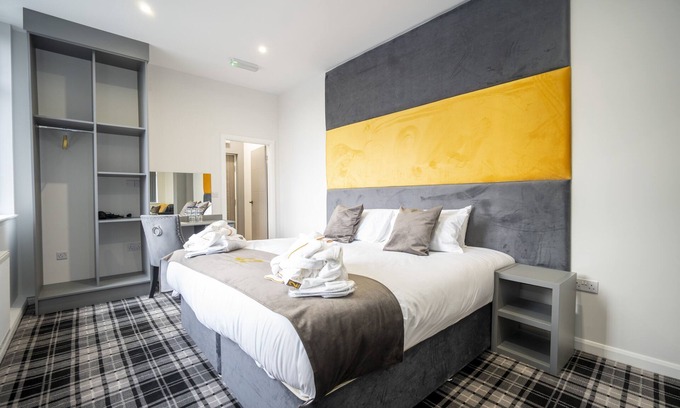 Scunthorpe Apartment | standard studio suite with en suite bathroom