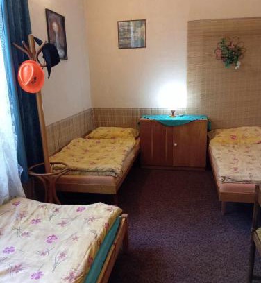 Cakova House | Stará škola - třílůžkový pokoj v pohodlí a klidu