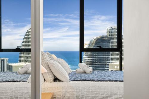 Broadbeach Apartment | Star Residences Tower - Statement Vogue Themed Apartment