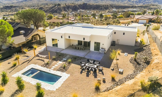 Yucca Valley Villa | Stardust Luxe - In ground Pool - Spa - Fire Pit - Mountain Views - EV Charger