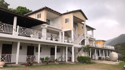 Silver Hill Gap Hotel | Starlight Chalet & Health Spa