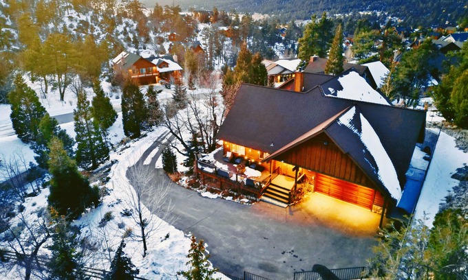Castle Glen Estates Cabin | Starlight Chalet 4b4b, Mins to Slopes,Game Rm,EV charger,Luxury new home
