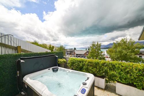 Lake Tekapo House | Starlight Lakeview Vista - 5BR Hideaway & Hot Tub