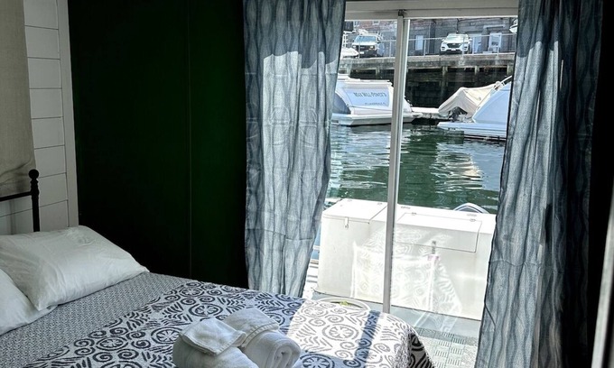 Boston Boat Rental | Stars Hollow: Ocean Retreat