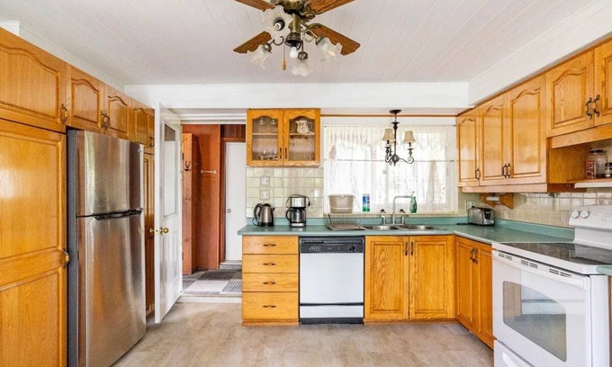 Gravenhurst House | Statb& Fish at European Style Cottage on the Sandy Lake of Gull