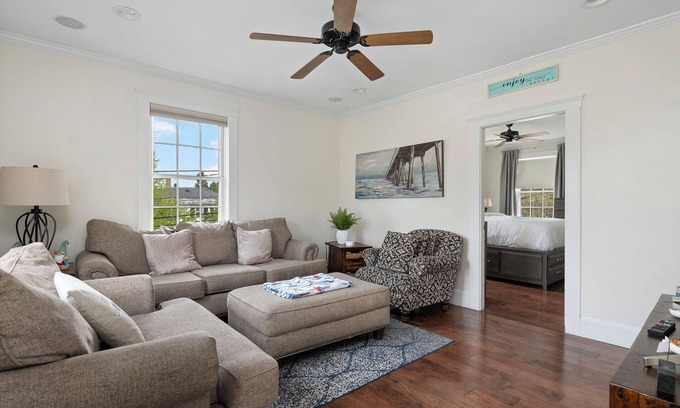 Bristol Apartment | State & Hope St - On parade route. Close to water!