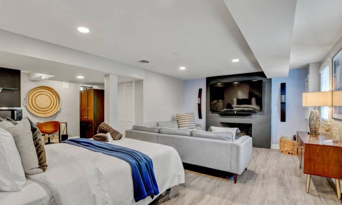 Washington House | Stately Studio Apartment