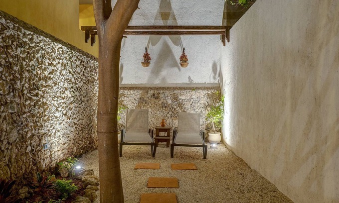 Centro House | Stay 3 blocks to Santa Lucia and steps from English Library
