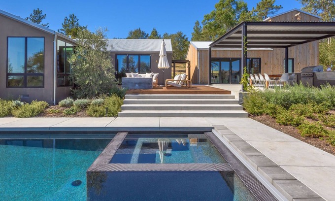 Healdsburg Villa | Stay 3 nights get 4th night free January-March!!