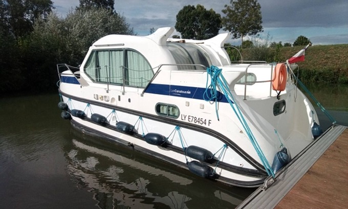 Pontailler-sur-Saone Boat Rental | Stay Afloat: Cozy Boat Rental on the Saône in Scenic Burgundy