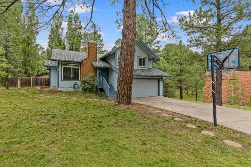 Flagstaff Ski Chalet | Stay at the Spacious and Stunning Pinecone Lodge! Privacy! Dogs Ok!