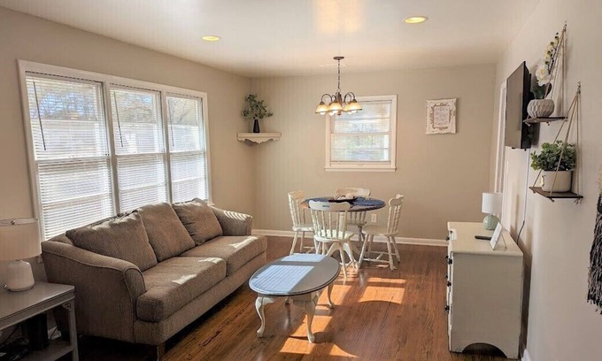 Center Point House | Stay at The Sparrow - 14 minutes to downtown