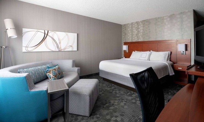 Camarillo Hotel | Stay Close to Malibu & Santa Barbara! Pool Available, Pet-friendly Stay!