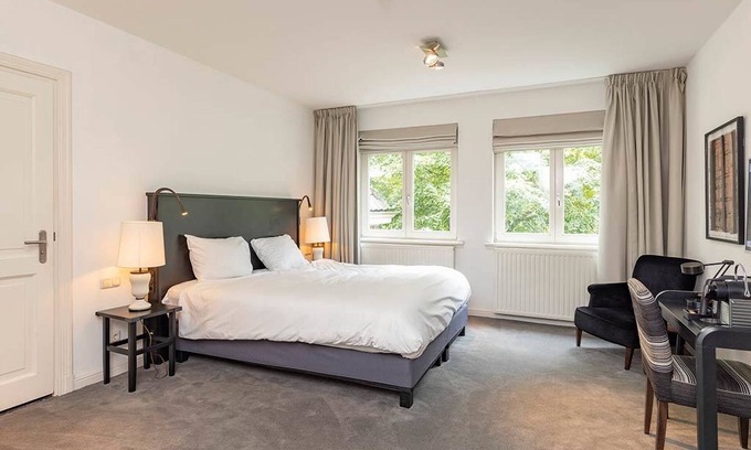 Baarlo Hotel | Stay Close to Nature with Free Parking and Dining!
