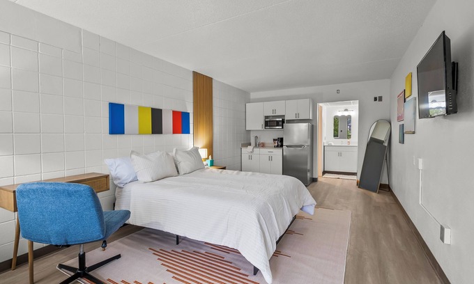 Cedar Falls Apartment | Stay Downtown, Free Gated Parking, Renovated Studio! 524