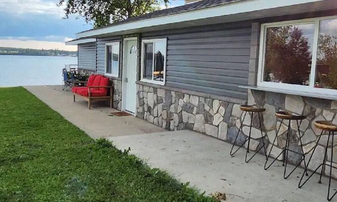 Central Alberta House | Stay for a while & live the lake front life-style!n