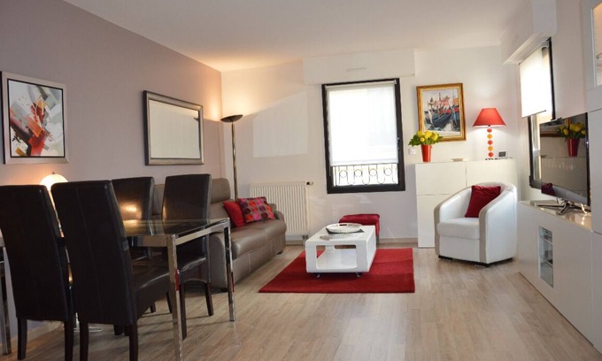 Notre-Dame Apartment | Stay in the heart of Versailles