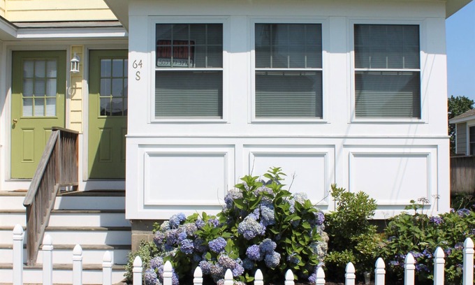 Old Lyme Cottage | Stay just steps away from a beautiful private beach in Old Lyme!