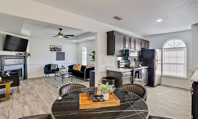 Pearl House | Stay Local - Gameroom near Amphitheater and Baseball