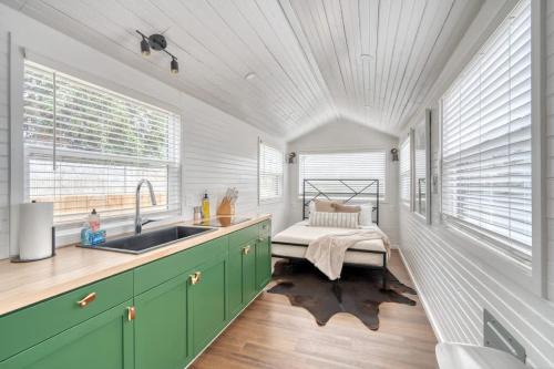 Overlook Apartment | Stay Portland - Noir-Emerald Modern TinyLux in Portland