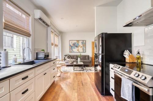 Uptown Apartment | Stay Portland - The Etourdissante Suite - Forest Park & Local Eats